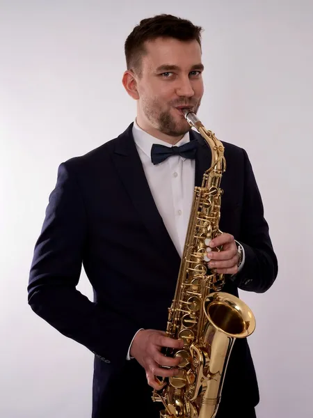 Tomasz Domaracki z saksofonem
